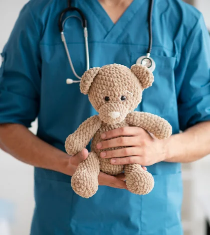Consultație pediatrică - medic pediatru cu ursuleț de pluș